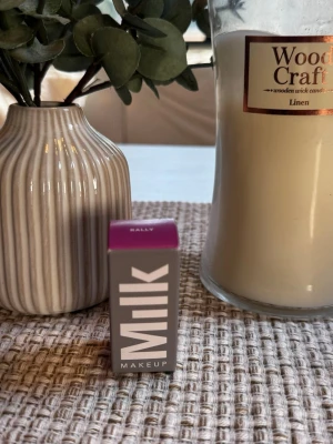 Milk Makeup Stick Rouge Rally - Milk Makeup stick rouge i färgen Rally,. Kommer i en smidig stickform som är enkel att applicera direkt på kinder eller läppar. Helt ny köpt för 300kr