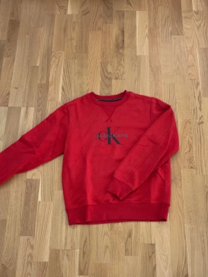 Calvin Klein - Säljer denna tröja eftersom den var för stor för mig och den är inte så använd.