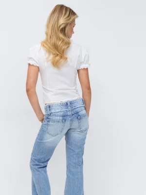 Low waist Gina jeans - Säljer ett par ljusblå jeans med låg midja fransad kant upptill. Jeansen har dragkedja framtill och klassiska fickor både fram och bak.  Stl S (14+) 