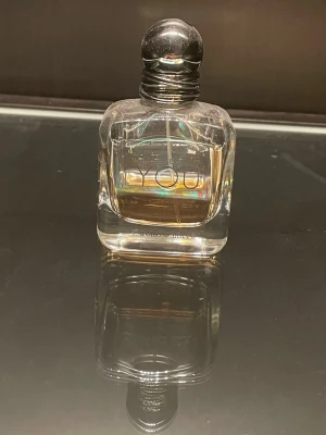 Emporio Armani Stronger With You 50ml - Emporio Armani Stronger With You är en elegant herrparfym i en stilren, transparent glasflaska med rundad svart kork. Doften är modern och maskulin, perfekt för dig som vill ha en unik signaturdoft. Kommer i originalförpackning.