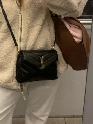intressekoll - intressekoll på min ysl väska i superfint skick, köpt på plick och fick ej med kvitto så kan inte garantera äkthet !!kom med prisförslag!!