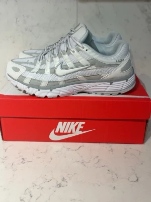 Nike P-6000 vit - Säljer mina nike p-6000 använda en gång och är för små.                                                     Är öppen att diskutera pris! Box kommer med!