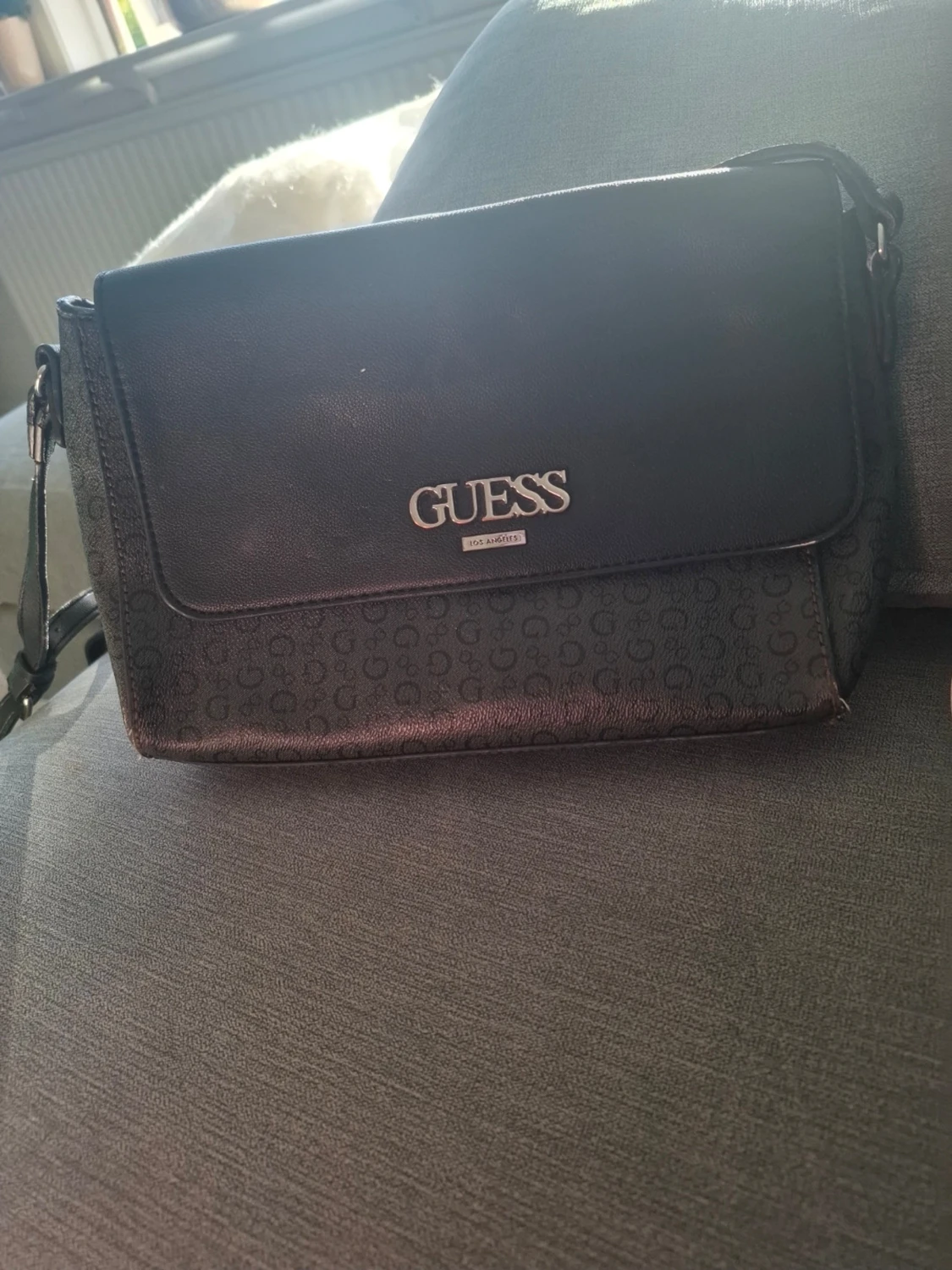 Svart axelremsväska från Guess