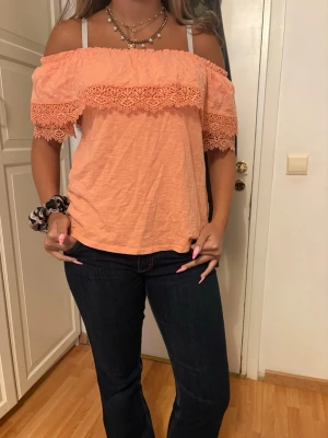 coral volangtröja - kommer sälja denna på min plick liveshow 17 augusti 19:00 där jag visar upp plagget bättre och man kan buda!😊