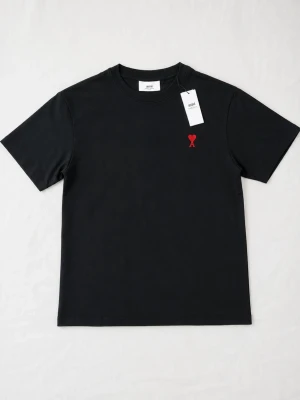 Svart t-shirt från Ami Paris - Säljer denna feta Ami Paris tshirt. Helt ny, aldrig använd. Storlek (M)