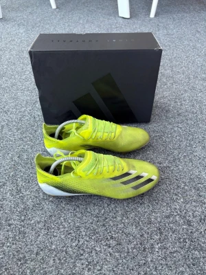 Adidas X Ghosted.1  - Ett par Adidas X ghosted.1 Ag | Använda en säsong så fortfarande väldigt bra skick | Storlek 40,5 | Dobbarna är inte nötta | Endast 499:- | Tveka inte att höra av dig vid frågor | ladoelgato.resell