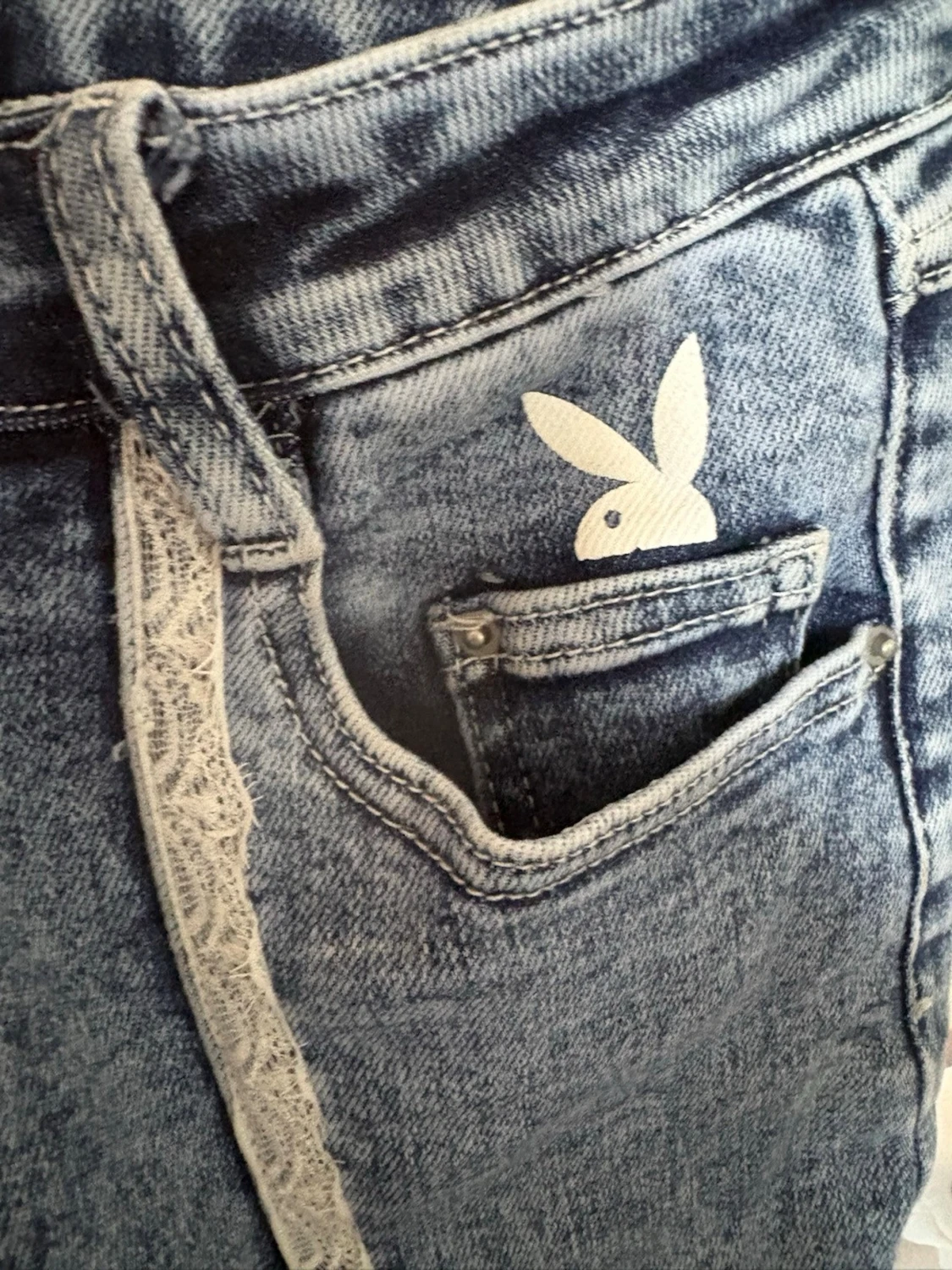 Blå utsvängda jeans med spetsdetalj - 6