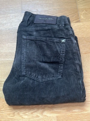 Bruna manchesterbyxor Tramarossa - Säljer ett par bruna manchesterbyxor från Tramarossa med klassisk femficksmodell och knappgylf. Byxorna har smal passform, perfekta för dig som gillar en stilren och trendig look. Väldigt fint skick då de knappt är använda, modell Michelangelo.