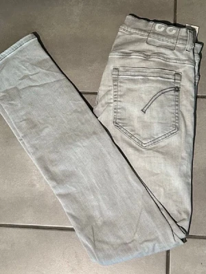 Ljusgråa dondup jeans  - Säljer nu mina svin snygga gråa dondup george!! Använd men inga defekter, köpt för 4000kr Storlek 33. Hör av dig vid fundering!🦾🤝