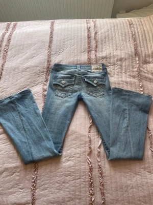 Ljusblåa truereligion jeans  - Säljer ett par truereligion jeans använda 3 gånger. Storlek 24 Low Rise flare  Ny pris 1600