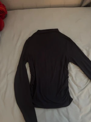 Tight tröja - Säljer en mörk grå tight tröja från gina tricot