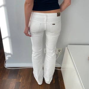 Lee jeans - Lee jeans. Det har tidigare varit två hål vid fickorna som jag har lagat