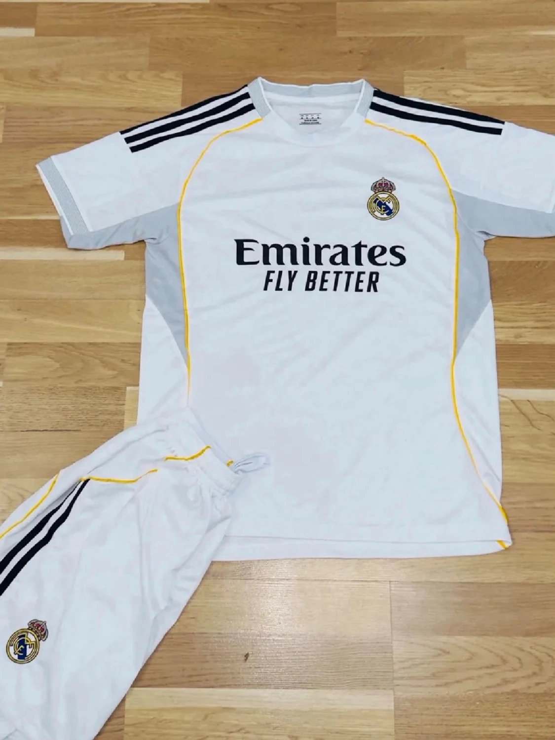 Real Madrid fotbollströja och shorts