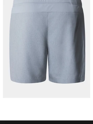Ljusgrå shorts från The North Face - Snygga ljusgrå shorts från The North Face med elastisk midja och diskret logga framtill. Tillverkade i ett lätt och bekvämt material som passar perfekt för varma dagar. Klassisk passform och enkel design gör dem lätta att matcha.