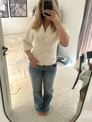 Blå raka jeans med låg midja - Säljer ett par blå jeans med rak passform och låg midja. Storlek 34 och prislappen är fortfarande kvar. Slutsålda både online och i butik.
