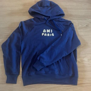 Blå hoodie - Perfekt till skol starten