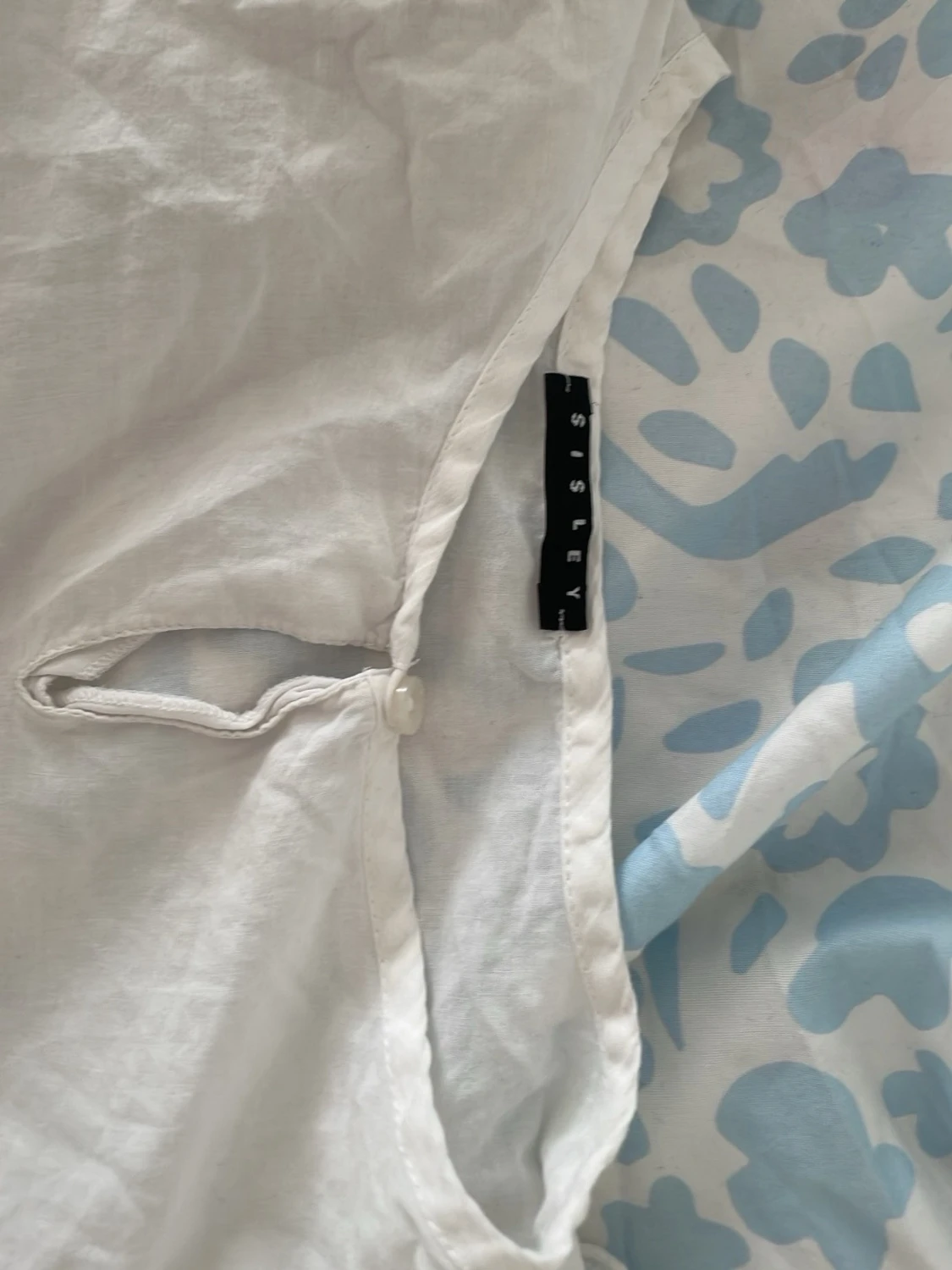 Vit blus med broderade detaljer - 1