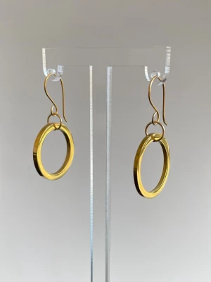 Guldiga cirkelörhängen i rostfritt stål - Snygga örhängen i guldfärgad stål med enkel cirkelform. De har en stilren och minimalistisk design som passar perfekt till dig som gillar trendiga accessoarer. Örhängena har krokar för enkel användning.