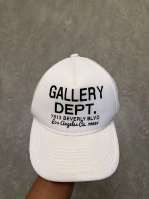  Gallery Dept Keps - Säljer en Gallery Dept keps i nyskick. Kepsen säljs på grund av garderobsrensning och för att den inte passar. Ett bra tillfälle att förvärva en premiumkeps till ett förmånligt pris. 