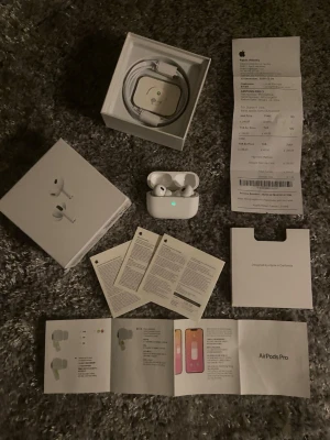 AirPods Pro 2  - Säljer ett par nya och oanvända AirPods Pro 2 då jag har ett par andra hörlurar och dessa aldrig kommit till användning.                                                                                   Kvitto ingår!