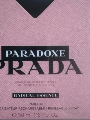 Prada Paradoxe Radical Essence Parfym - Upptäck Prada Paradoxe Radical Essence, en exklusiv parfym i en elegant rosa förpackning med svart och vit text. Flaskan är på 50 ml och har en modern, lyxig känsla. Doften är intensiv och unik, perfekt för dig som vill sticka ut.