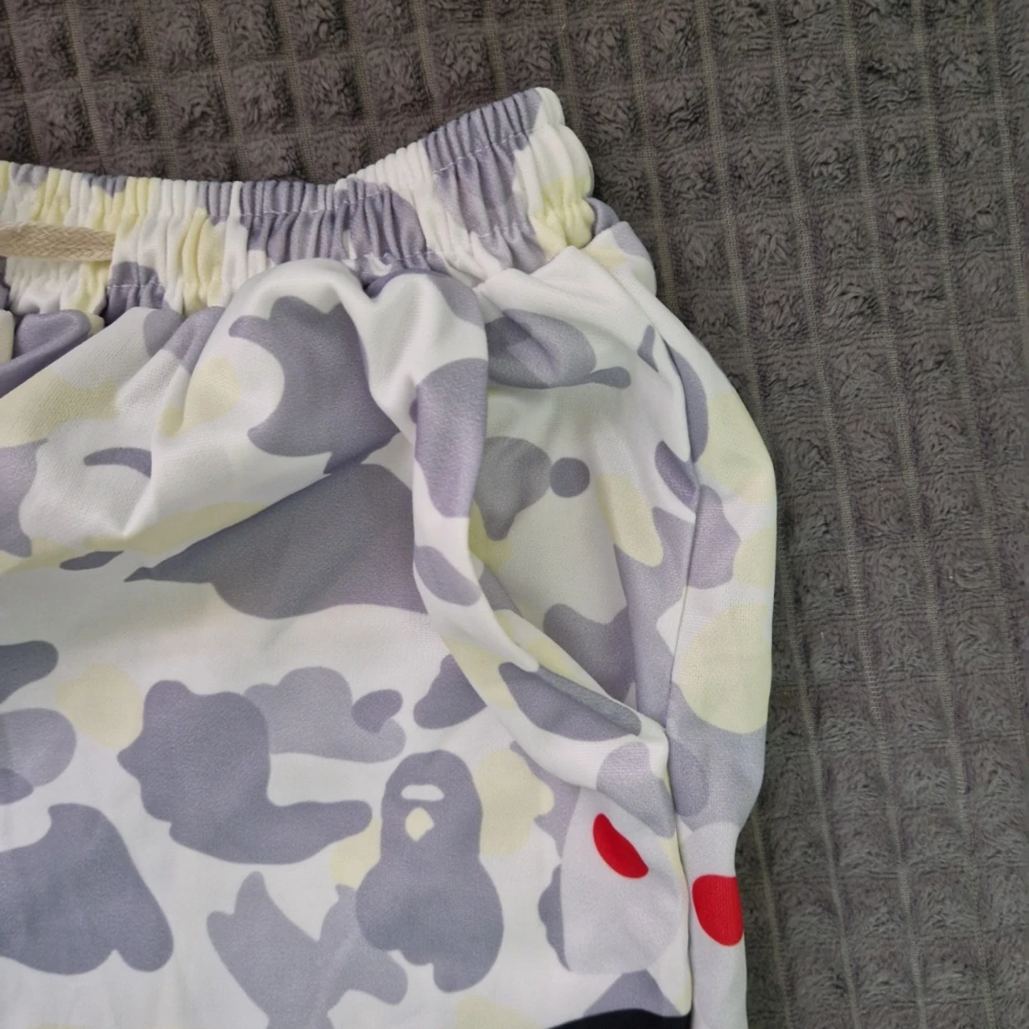 Camo shorts med hajmotiv och snörning - 2