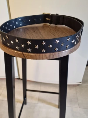 Skärp nitar stjärnor - Skärp stjärnor. Bälte med metallspänne. 115 cm. Bredd 3,7 cm. PU läder.