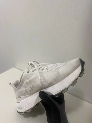 Vita chunky sneakers med meshdetaljer - Snygga vita sneakers med chunky sula och meshdetaljer på sidorna. Skorna har lågt skaft, vita skosnören och en robust yttersula med grepp. Perfekta för dig som gillar en clean och modern stil.jag köpte dem för 1600kr men säljer för 895kr🙌🏽‼️