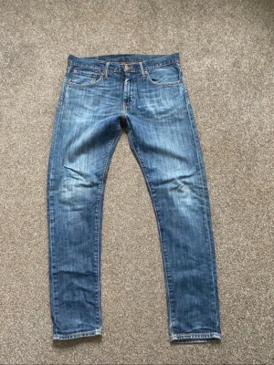 Levi’s raka blå jeans - Snygga Levi's 511 Slim Jeans Klassiska blå Levi's 511 jeans i en snyggt tvättad finish. Modellen är slim fit för en modern silhuett och jeansen är i mycket bra skick utan slitage. Se bilder för exakt tvätt och detaljer. • Varumärke: Levi's • Modell: 511 Slim • Storlek: W31 / L32 • Skick: Mycket bra • Färg: Blå