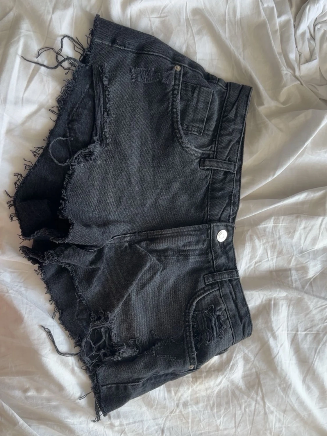 Svarta jeansshorts med fransig kant