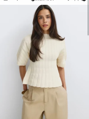 Shaped Knitted top - Helt ny, nypris 399