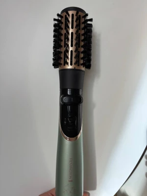 Remington varmluftsborste med tillbehör - Säljer en Remington grym varmluftsborste använd endast 2 gånger då jag har flera andra stylingverktyg. Rundborsthuvudet har diameter 5cm och ger fina böjda toppar 🌟Ordinarie pris 699