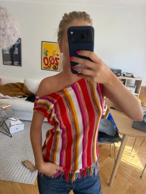 Missoni topp - Färgglad offshoulder topp med ränder i rött, rosa, gult, orange och vitt. Obs jag har den bak och fram. Nypris typ 6000 kr