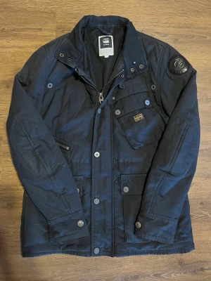 G-Star Svart field Jacket Vintage - Säljer denna äldre och lite varmare field jacket från G-Star Raw. Dm gjärna vid frågor😼