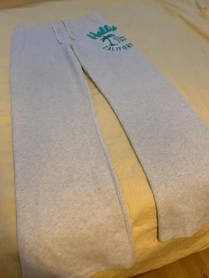Gråa/turkosa Hollister mjukisar  - Jättefina grå/turkosa mjukisar från Hollister, storlek s 🤍