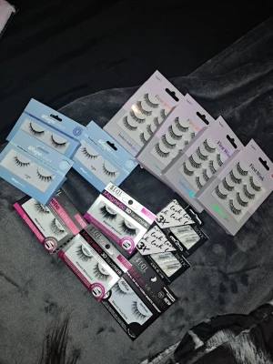 Stort kit med lösögonfransar - Säljer ett stort kit med olika lösögonfransar i flera stilar och längder. Flera förpackningar innehåller 3-pack och det finns både klassiska och magnetiska fransar. Färgen är svart och fransarna har olika former från naturliga till mer dramatiska. Perfekt för dig som vill testa olika looks.