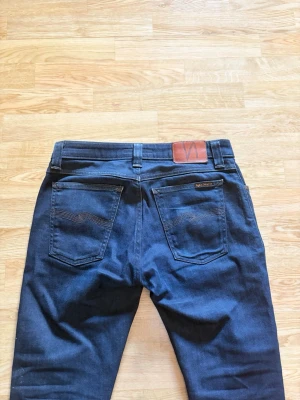Mörkblå nudie jeans  - Tjena, säljer nu dessa mörkblå nudie jeans. Inga defekter på jeansen men dem är lite solblekta, skick 7/10. Nypris ungefär ~1600 mitt pris 299. Hör av er vid funderingar!