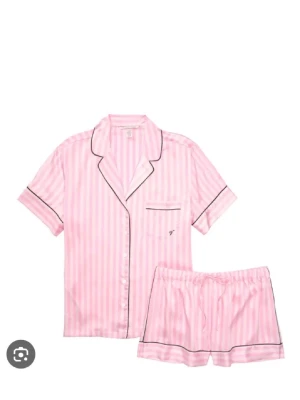 Victoria secret pyjamas  - säljer min jätte fina Victoria secret pyjamas då den tyvärr har blivit för liten för mig. Köptes 2022 på flygplatsen därmed säljs inte just  denna modellen längre.💕