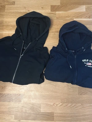 Klädpaket - Två zip up hoodies 