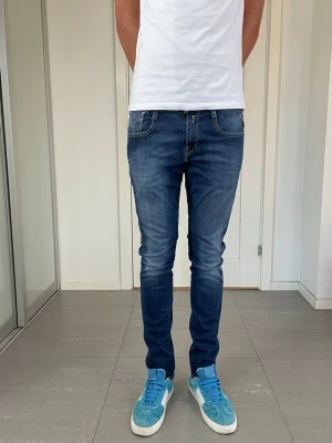 Replay Anbass Jeans - Säljer nu dessa Replay Anbass Jeans, W30 o L32 med mått ca 37,5 o 105 cm. skriv för fler bilder/frågor🙌🏼