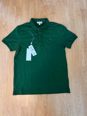 Lacoste pike - Aldrig använd, säljer den då den inte passar längre och hann aldrig använda den. Pris kan diskuteras så tveka inte på att skriva vill få bort den snabbt.