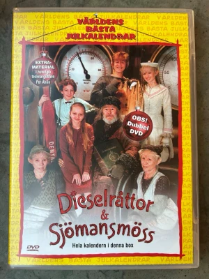 Dieselråttor & sjömansmöss DVD - DVD-utgåva av ”Världens Bästa Julkalendrar: Dieselråttor & Sjömansmöss”. Filmen har en speltid på 316 minuter och är i färg med formatet 16:9. Ljudspåret är på svenska. Region 2. Producerad år 2002.  Finns på språk: Svenska   OBS!! skivorna är begagnade så det kan förekomma repor/hairlines på skivorna, men då jag kollar igenom alla filmer jag säljer garanterar jag att alla funkar felfritt om inget annat står! :)