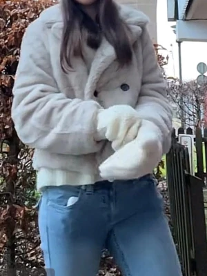 Ljusgrå/beige  kort pälsjacka - Säljer en ljusgrå, kort pälsjacka med dubbelknäppning och bred krage. Jackan har en mjuk, fluffig yta och är perfekt för kalla dagar. Passar dig som vill ha en trendig och mysig look under vintern.