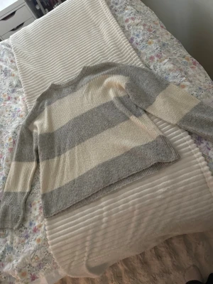 Stickad tröja - Grå och vit randig stickad tröja från Vero Moda, superfin och jättemysig!