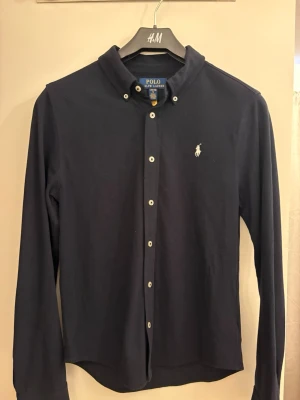 Ralph Lauren Skjorta  - Säljer nu en riktigt snygg Ralph Lauren Skjorta i storlek 14-16 år / XS bara höra av er vid frågor.