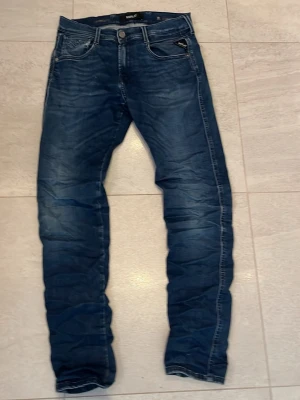 Replay hyperflex anbass - Säljer blåa stilrena replay jeans. Inte använda alls mycket och det är i mycket bra skick. Nypris ligger på runt 1200kr. W30 L32. Priset går att diskutera