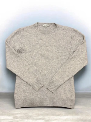 Ljusgrå cashmere tröja John Henric - Säljer denna feta cashmere tröjan ifrån John Henric. Tröjan är S men passar som XS. Priset kan diskuteras vid snabb affär