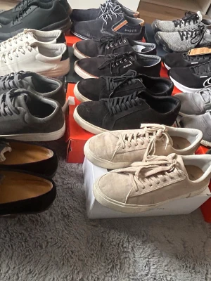 Skor/sneakers/finskor/loafers - Säljer flertal skor av olika modeller, märken och skick. Skriv till mig om frågor såsom pris,storlek och skick på skorna. Kan ordna bättre pris för flera köp!! OBS OLIKA STORLEKAR ALLA ÄR EJ 44
