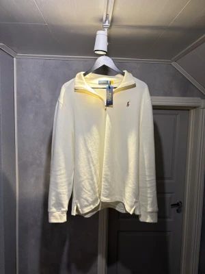 half zip tröja från Polo Ralph Lauren - Snygg ljusgul tröja från Polo Ralph Lauren med half zip och klassisk broderad logga på bröstet. Tröjan har en avslappnad passform och är tillverkad i mjuk bomull, perfekt för lager på lager. Stilsäker och enkel att matcha. Helt ny pris lappen är kvar, storlek M skickas samma dag eller dagen efter köp, pris går att diskuteras mvh