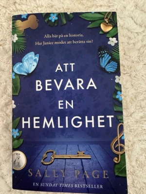Att bevara en hemlighet - Romanen 'Att bevara en hemlighet' av Sally Page. Boken är i pocketformat och handlar om städerskan Janice som samlar på människors historier. Perfekt för dig som gillar gripande och charmiga berättelser.